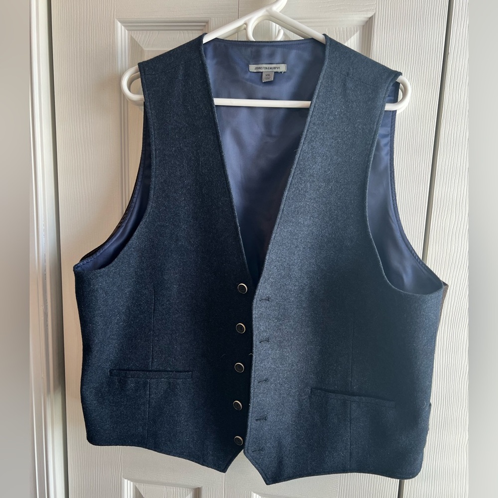 Johnston & Murphy Men’s XXL navy blue vest. Excellent condition, smoke free home